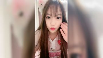 新来的可乐妹妹全程露脸穿上性感的情趣装诱惑狼友，听指挥大秀直播，撅着屁股发骚，自己抠骚穴呻吟表情好骚