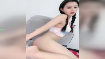 两个麻花辫极品颜值女神新人下海没穿内裤掰穴特写快速揉搓小穴搞得很湿尿尿在盆里淫语..吟