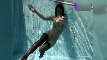 泳池里裸泳的白虎小萝莉