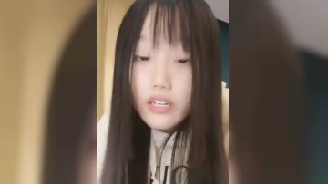 一脸呆萌嫩嫩小姑娘！黑色白丝袜笑起来甜美！给炮友足交主动骑乘位，深插小穴叫的大声，后入大肥臀