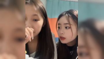 两个00后美少女！活力十足一起跳舞！脱光光扭腰摆臀，翘起屁股特写，多毛骚穴挺肥，极度诱惑