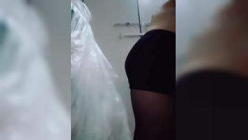 芙蓉出原浆：内衣店更衣室喷水，走之前知道把地擦干净。夹着大黑牛穿着OL制服行走商场，真尼玛流弊！