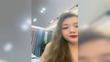 骚劲十足的淫荡娇娃，全程露脸大秀直播，面对镜头坐插道具蹂躏骚穴，玩弄骚奶子高潮不止浪叫不断精彩别错过第01集