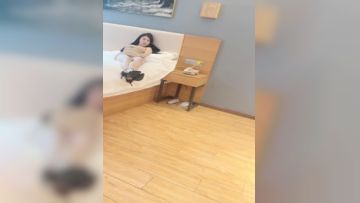 极品女神酒店双飞露脸，粉嫩小穴暴力抽插喷水高潮不断！剧情之王1第01集