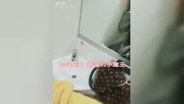 推特网红NTR绿帽骚妻母狗【养喵的小魔王】约炮露出私拍~极品身材白虎B吃喝玩乐约粉丝(29)