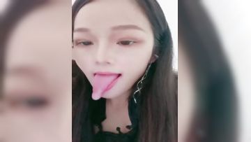 气质高挑尤物露脸大黑吊深喉自慰深喉插嘴，表情骚气横生，岔开腿露出白虎第01集