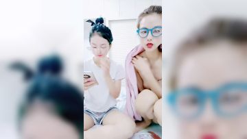 妈妈和女儿一起大秀给狼友看，颜值不错长得很像，无毛白虎逼让妈妈用道具抽插，浪荡呻吟浴室洗澡自慰真刺激