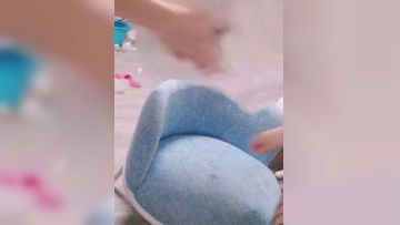 情趣丝袜高跟诱惑小骚妹跟小哥激情啪啪，无毛骚穴很性感，让小哥压在身下爆草抽插，浪叫呻吟表情好骚真刺激第03集