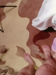 看到洗完澡的小姨子欲火焚身强行扒掉浴巾 抽到乖乖就范口活还不错 最后大量精液还内射溢出小穴