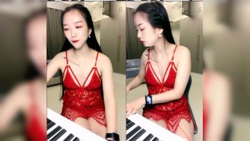 才艺钢琴新人小姐姐！弹完一曲边上自慰！单腿黑丝袜，自摸骚穴多是淫水，呻吟娇喘很是诱人