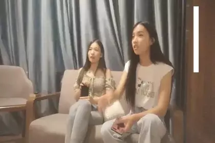 长发俏丽妹妹〜自摸小穴啪啪啪〜淫水交织的声音让爹爹都硬起来了！